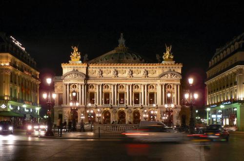 Palais_Garnier_et_de_l&#39;Opera_bastille.jpg