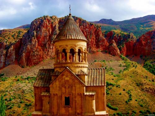 monastyr_noravank_armeniya.jpg