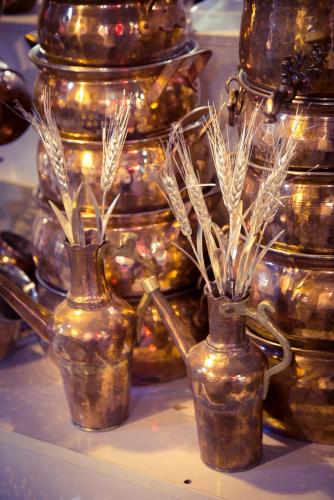 изделия из меди на рынке.jpg