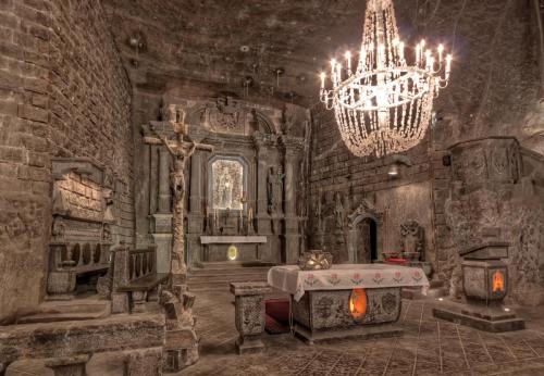 Church-carved-out-of-a-Salt-Mine_-The-Altar-in-the-St-Kingas-Chapel-in-the-Wieliczka-Salt-Mine-in-Poland-(x_post-from-rMostBeautiful)-funnyrepost_com-.jpg
