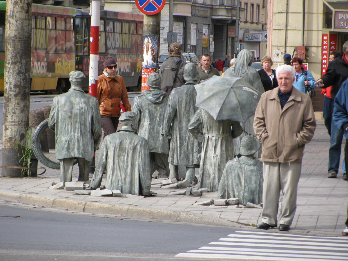 Польский переход. Скульптура "переход 1977- 2005"Польша. Вроцлав скульптурная группа «переход 1977-2005». Памятник неизвестным прохожим Вроцлав Польша. Переход 1977-2005.