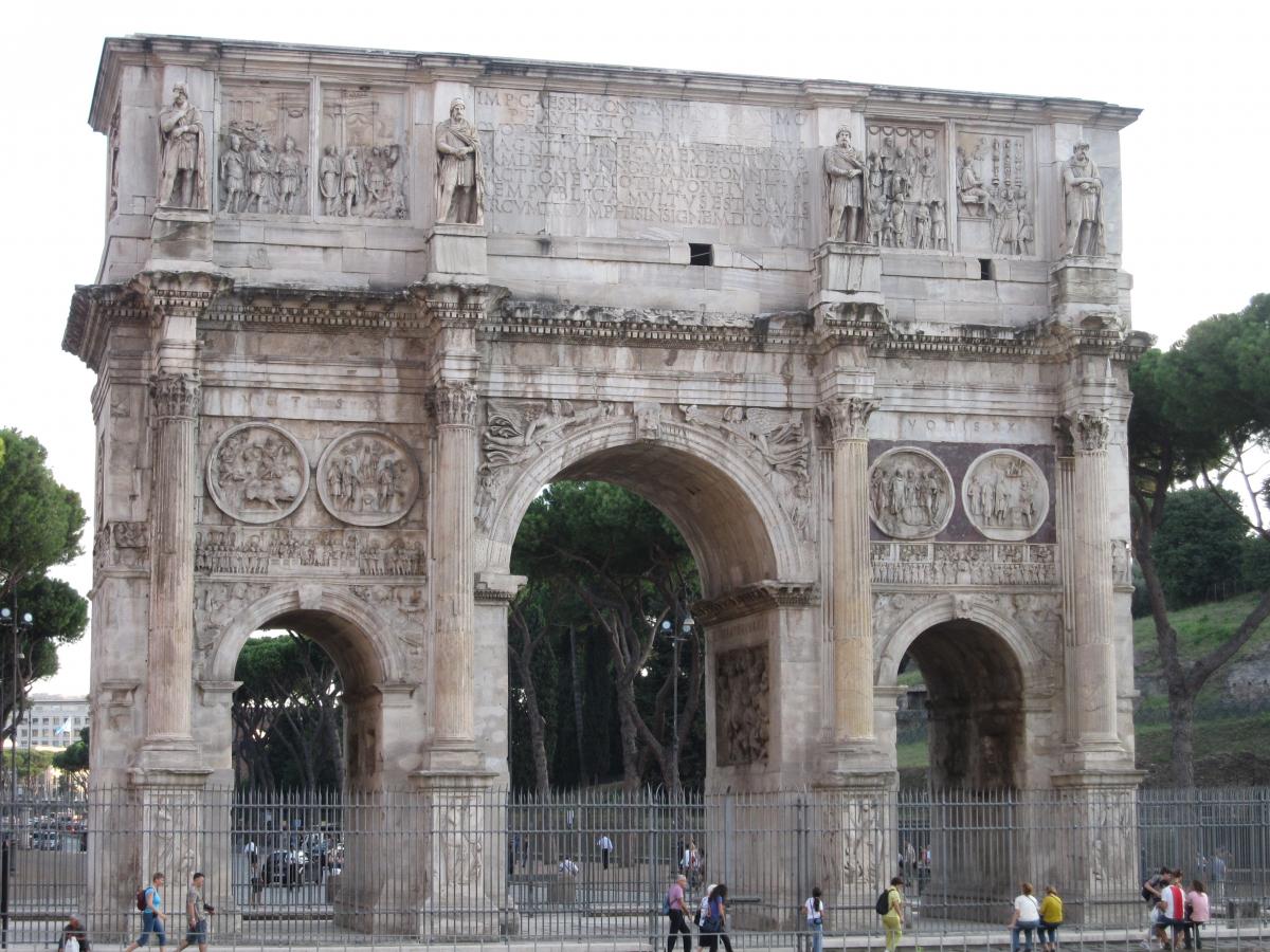 Форум арка. Триумфальная арка императора Константина в Риме. Арка Константина в Риме 315 г. Триумфальная арка древний Рим. Трехпролетная арка императора Константина.