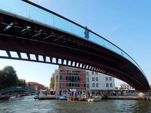 Мост Конституции.jpg