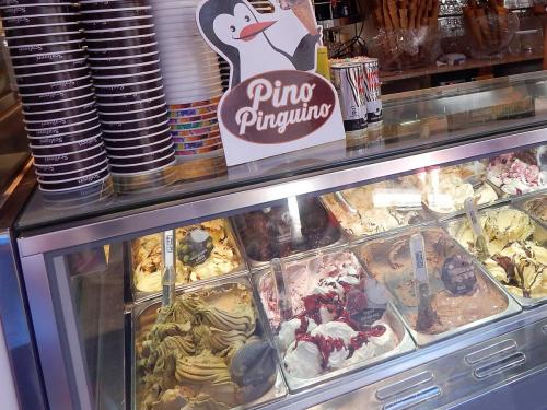 Мороженое в Сирмионе.jpg