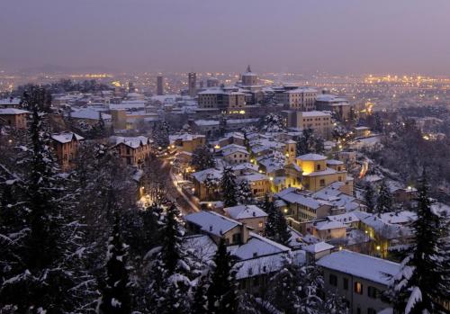 World___Italy_Night_lights_in_Bergamo__Italy_064768_.jpg