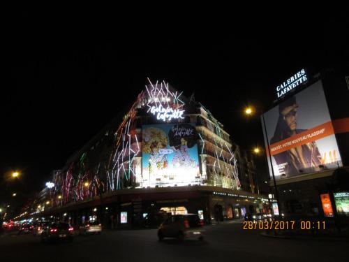 март, париж 888.JPG