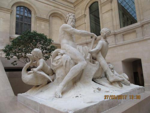 март, париж 560.JPG