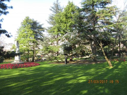 март, париж 841.JPG