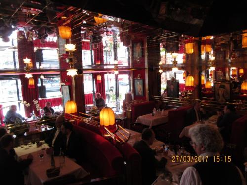 март, париж 694.JPG