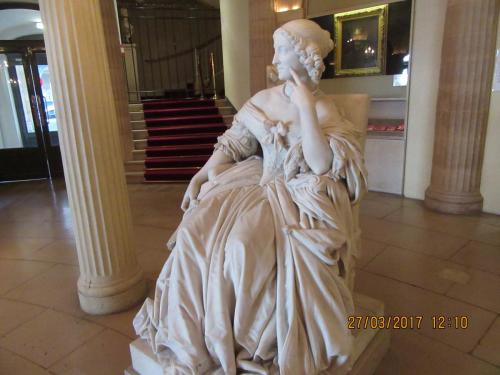 март, париж 452.JPG