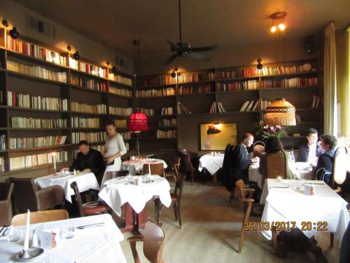 март, париж 341.JPG