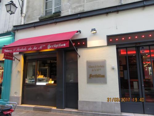 март, париж 2246.JPG