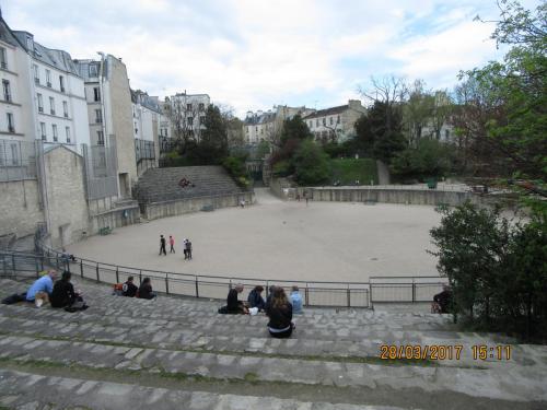 март, париж 976.JPG