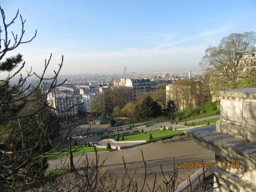 март, париж 400.JPG