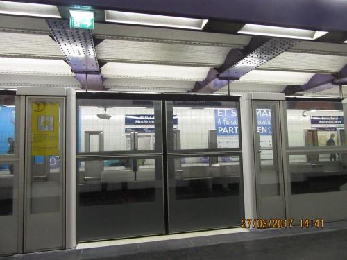 март, париж 690.JPG