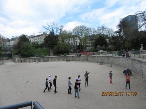 март, париж 972.JPG