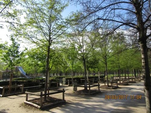 март, париж 901.JPG