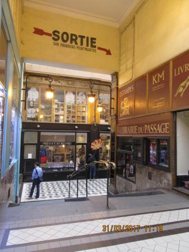 март, париж 1998.JPG