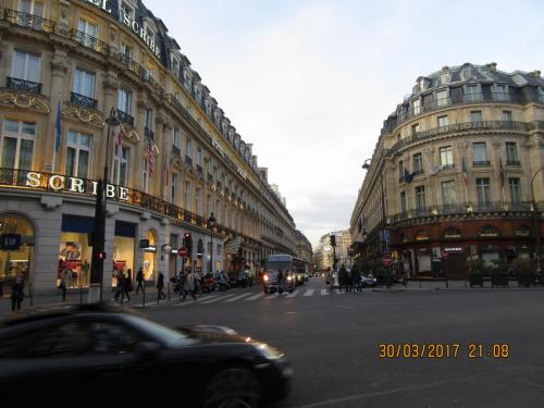 март, париж 1833.JPG