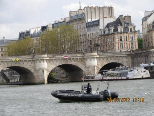 март, париж 2080.JPG