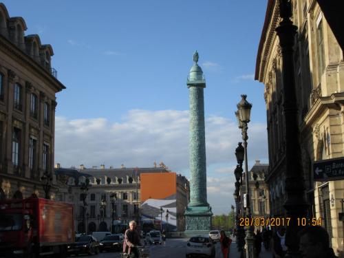 март, париж 895.JPG