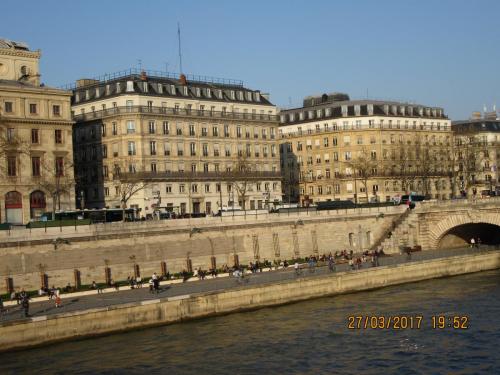 март, париж 854.JPG