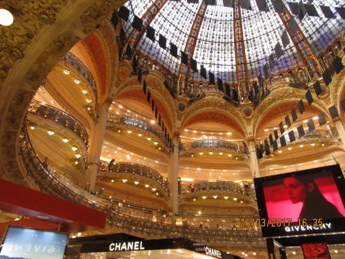 март, париж 232.JPG