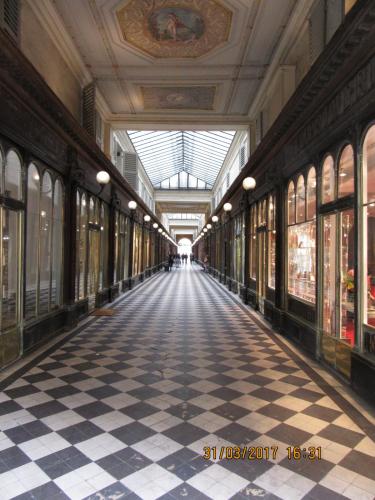 март, париж 2053.JPG