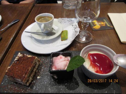 март, париж 956.JPG