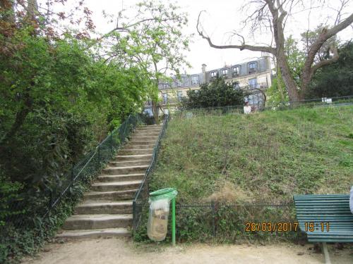 март, париж 975.JPG