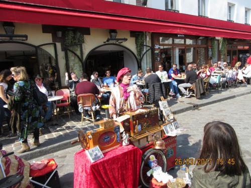 март, париж 200.JPG