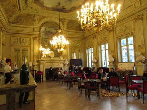 март, париж 871.JPG