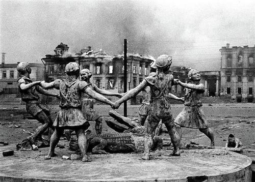 statue-of-children-after-nazi-airstrikes-center-of-stalingrad-1942-david-lee-guss.jpg