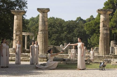 Greece.com_1_Olympia_torch_1000x5601.jpg