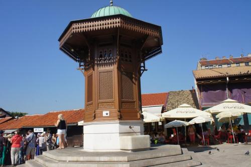 DSC00063 Сараево    деревянный фонтан Себили Брунен. в мавританском стиле на площади Себиль. Босния и Герцеговина .JPG