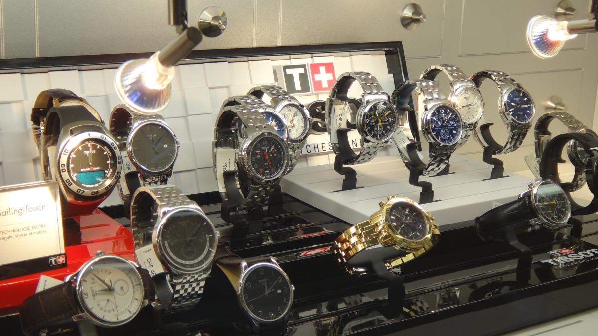 Магазин часов в тюмени. ЦУМ магазин часов. Магазин часов в Женеве. Магазины швейцарских часов в Женеве. Часы в ЦУМЕ Ставрополь.