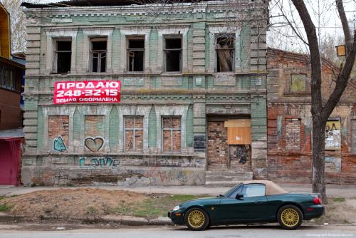 ул. Чапаевская, 18  Самара город контрастов. Дорогая тачка и разваливающийся дом тут повсеместное явление..jpg