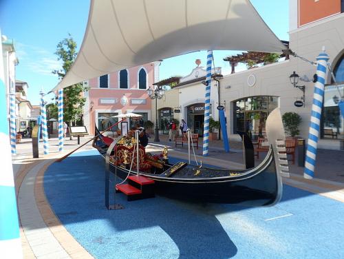 аутлет улочка внутри.jpg