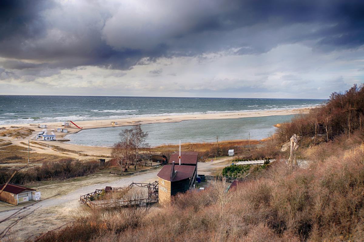 Прогноз погоды балтийск калининградской области. Светлогорск Куршская коса. Калининград пляж Янтарный Куршская коса. Зеленоградск Куршская коса в октябре. Балтийск Калининградская область пляж.