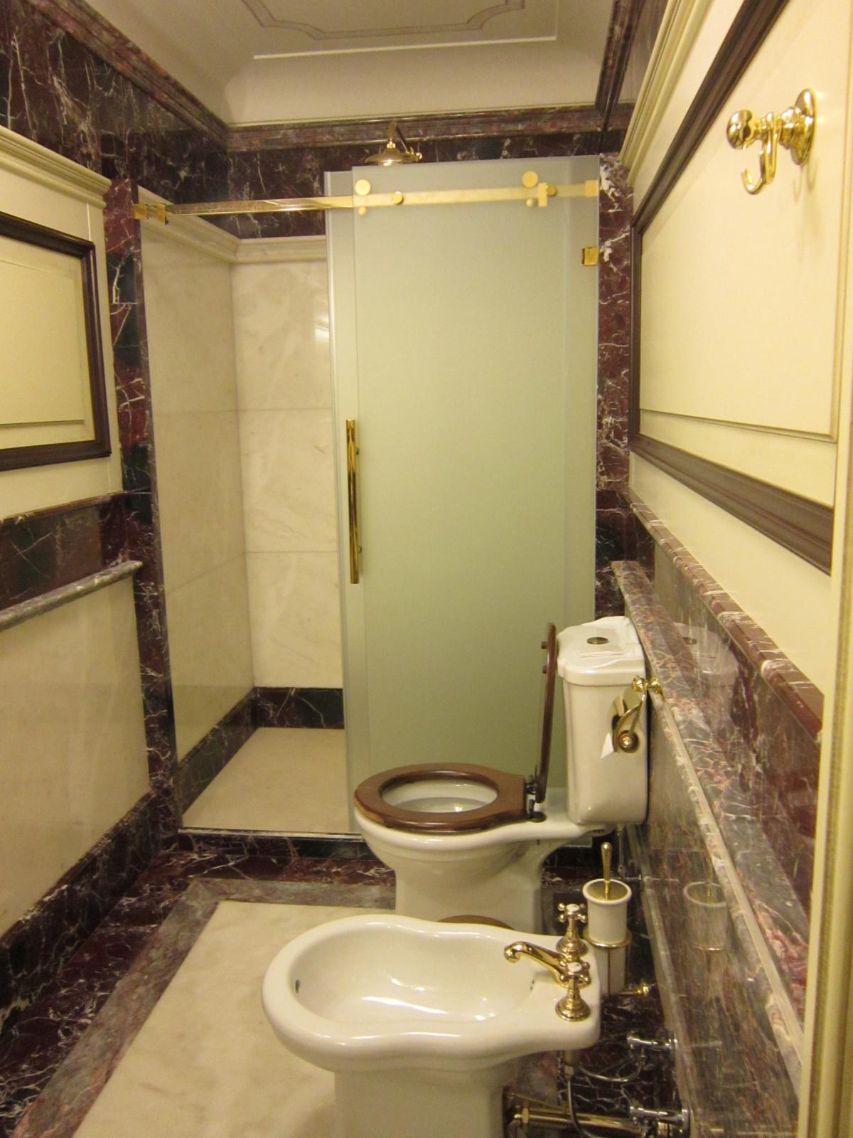 Туалет в цуме. Исторический туалет в ГУМЕ. Исторический туалет Нум. Туалет в ГУМЕ Москва. Исторический туалет в ГУМЕ душевая.