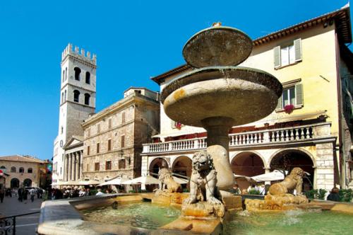 1-Assisi-Piazza-del-Comune.jpg