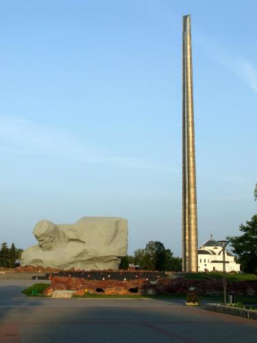 211 - Главный монумент, штык-обелиск,вечный огонь.JPG