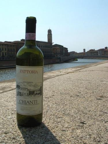 Bottiglia_vino_chianti_sull&#39;Arno_a_Pisa.jpg