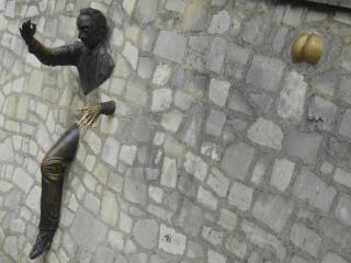 DSCN0948_Человек, проходящий сквозь стену.JPG