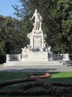 DSCN0248_Памятник Моцарту.JPG