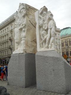 DSCN0164_Памятник узникам фашистских концлагерей.JPG