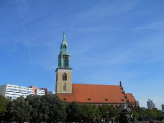 DSCN1539_ Старейшая средневековая действующая церковь Берлина.JPG