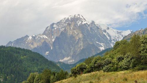 1280px-Mont_Blanc_from_Aosta_Valley.jpg