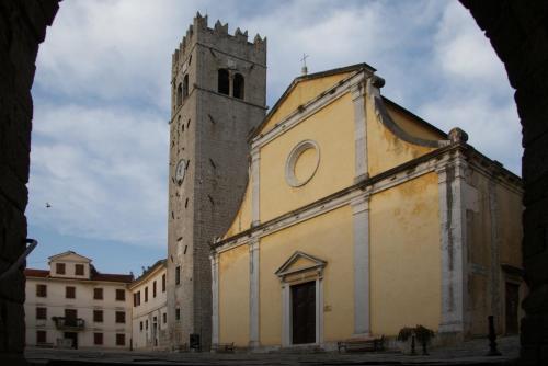 Motovun_Istria_church_and_bell_tower.jpg