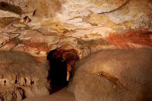 Lascaux-Cave.jpg